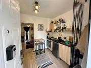 Discreet Charm, Senjak