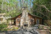 Historic log cabin walking distance Gatlinburg! Hot tub and pet friendly!