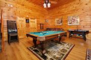 Gorgeous 2BR log cabin- hot tub, game room, & tons of space for relaxing!