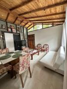 Casa com ar condicionado, garagem, pátio aceita pet