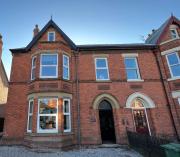 University Apartment • Sleeps 8