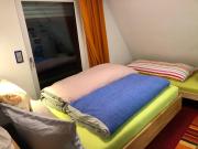 Aussichtszimmer mit modernem Glasbad und Balkon