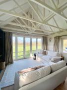 Luxury Boutique retreat, hot tub, dog friendly