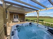 Luxury Boutique retreat, hot tub, dog friendly