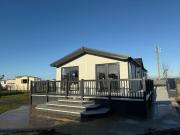 The Retreat 8 Lodge - Hot tub, WiFi, pet friendly, bath - Golden Palm Resort - Meadow Lakes Caravan & Lodge Hire