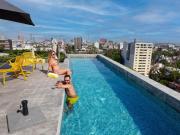 Loft -Skyline view- Rooftop pool, gym, bbq & more
