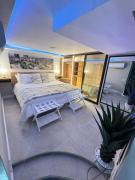 Luxury Apartment Jacuzzi Air Conditioning Fireplace and King Bed