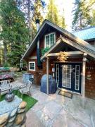 Cozy Yosemite Cabin with Hot Tub in the Pines