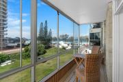 The Suntide - Beachfront 2Bedroom Unit at Central Surfers with Parking and Netflix