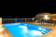 Magnifica Holiday Home with Jacuzzi hot tub and pool