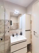 Modern&Sunny, 1BD, next to metro