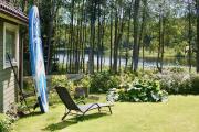 Tiny House with a Stunning Lake View 30 Min from Gothenburg