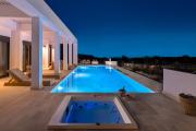 Seashell Villa - Luxury Pool Retreat - 150m Beach