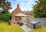 Luxury Country Escape with Hot Tub perfect for Friends and Families Luxury Country Escape with Hot Tub perfect for Friends and Families