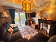 Bright 3 bedroom house with private garden near Edinburgh - Woodside home