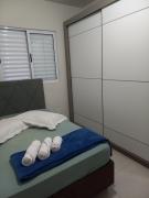 Espaço inteiro com mesa de trabalho