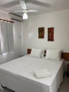 AP06 Espaçoso a 3 Minutos a Pé da Praia de Taperapuã, Acomoda até 8 Pessoas!