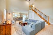 Steps to Sand: Villas Beach House w Decks!