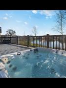 Kingfisher Lodge - Lakeside Lodge With Hot Tub