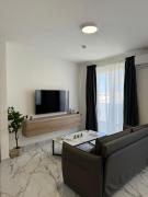 Spacious New 1 Bed with Balcony - by HostMT