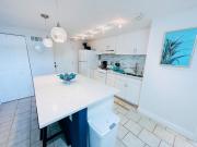 LaLa`s Beachside Getaway! 5 BR, Hammocks, Beach!