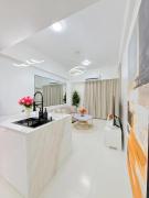 Le Luxe 102 by Ara li