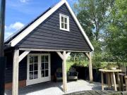 IT ÚT FAN HÚSKE - met hottub in hartje Friesland