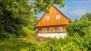 Roubenka mezi stromy s wellness