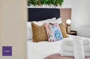 CAYA Living 2BR Apartment in Central Windsor Berkshire - Legoland - Windsor - Royal Ascot - Heathrow Sleeps 6 - Private Gated Parking