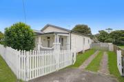 Stylish House 8mins walk to Figtree Grove