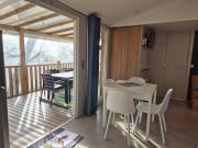 MH 201 AGREABLE et tout ÉQUIPÉ 2CH dont suite parentale et 2sdb avec vue sur foret dans camping 4 étoiles