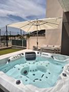 NEW Stunning ground floor Apartment with Jacuzzi