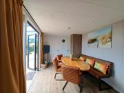 Luxe Chalet met Veranda en Tuin , nabij Zwembad VP006