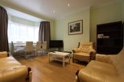 Spacious 2-bed flat, 2 baths & separate toilet
