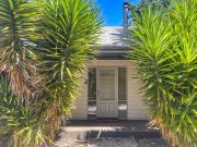 River Rock Cottage Centrally located and Dog friendly