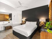 Casuarina Apartment, 200m from the Beach!