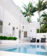 White Cottage Amadeo with Pool and Bonfire