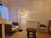 Habitación amplia y tranquila con baño privado en piso compartido