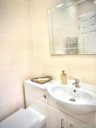 Cozy getaway in heart of warwick