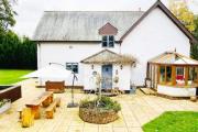 5-Bed Home - Sleeps 12 Pool Garden & Play Area 5-Bed Home - Sleeps 12 Pool Garden & Play Area