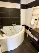 Casa con jacuzzi y piscina con vistas al castillo