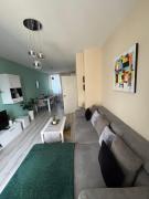 Modern, Cute and Comfy Apartment - FREE PRIVATE PARKING