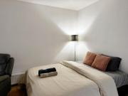 Cozy Independent House with Free Parking and 20 mins to center