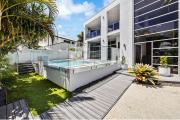 Luxurious 5 bedroom home 500m to Alexandra Headland beach