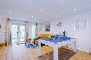 Modern 3-Bed Home in Salford, Pool, Ping Pong Table, Free Parking, Sleeps 7