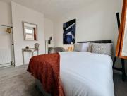 Central Home in Portsmouth Sleeps 10