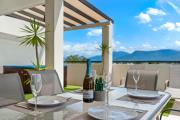 Cairns Penthouse - Private Rooftop Outdoor Gym, Spa & TV Area with Sunset & Mountain Views