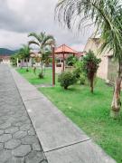 Casa em condomínio, com piscina, parquinho infantil, internet 500mb, ideal para família, garagem para 2 carros, com 2 quartos sendo 1 suíte, com Smart TV, 400m da PRAIA