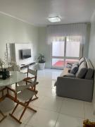 Aconchegante, novinho, com garagem, 400m da praia