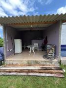 Aluga-se quarto com piscina